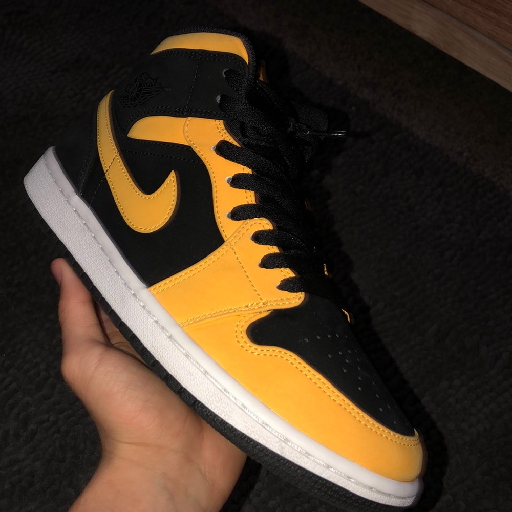 Jordan 1 Mid Reverse New Love